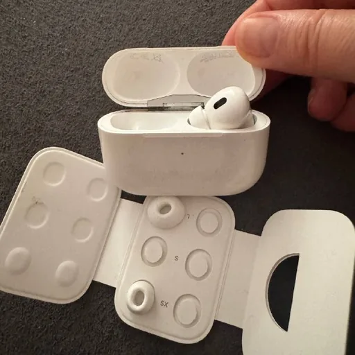 Правый наушник AirPods Pro 2 с кейсом