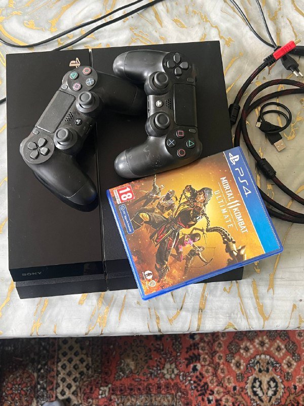 PS4 с 2 геймпадами и диском Mortal Kombat, 134 игры в аккаунте