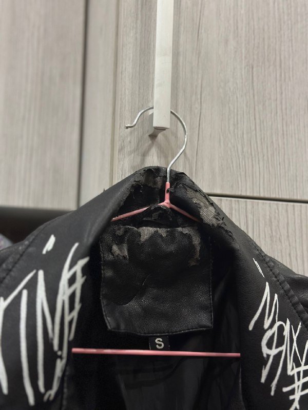 Стильная куртка из эко-кожи с рисунками 2