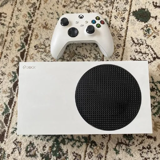 Xbox Series S с геймпадом