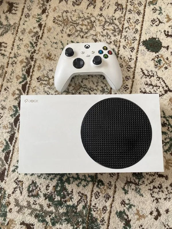 Xbox Series S с геймпадом