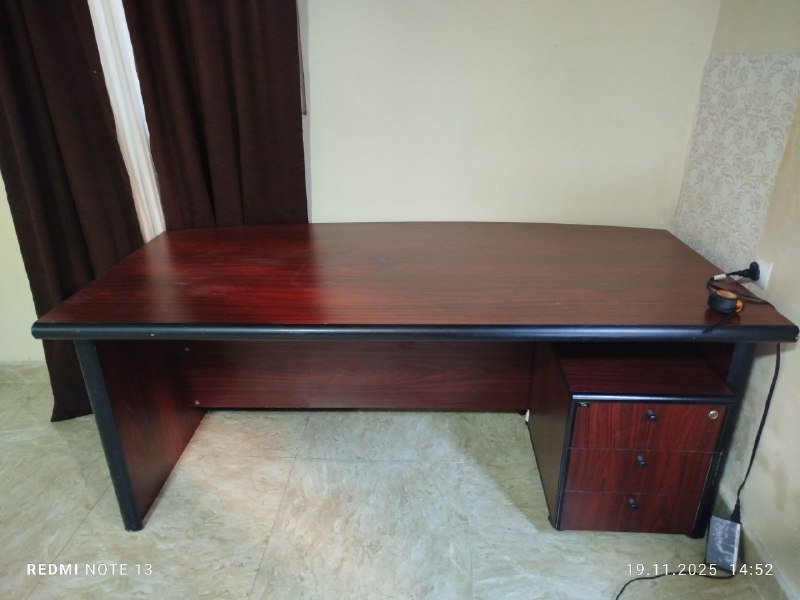 Офисный стол с тумбой и 3 ящиками 7