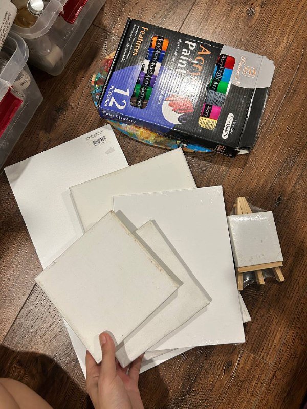 Набор холстов, красок, палитра, кисти для художников