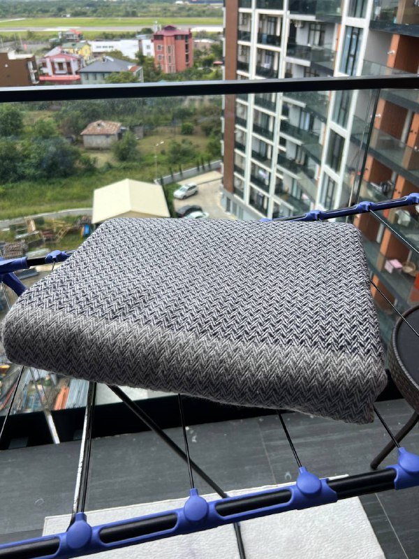 топ H&M, платье H&M, плед, подушка для ресниц, пинцеты, лампа, посуда, держатель для микрофона 3