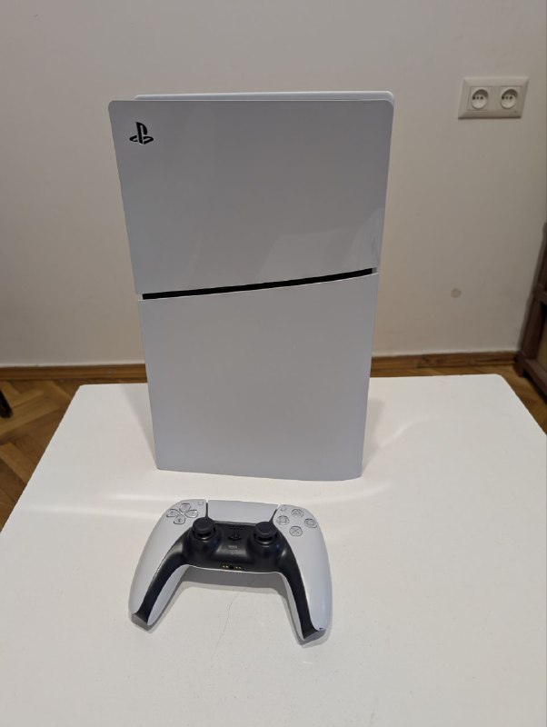 PS5 Slim без дисковода с геймпадом и кабелями