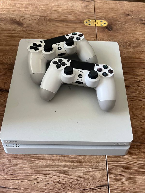 PlayStation 4 с двумя джойстиками