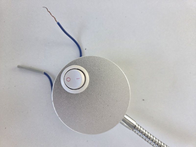 Светильник с гибкой ножкой над кроватью 3