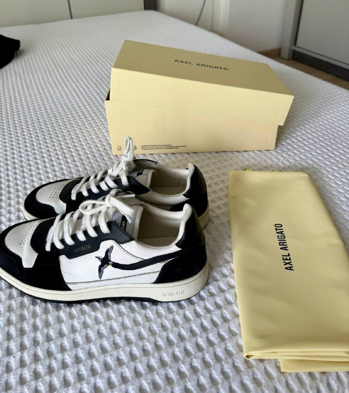 Кепка Adidas, кеды Axel Arigato, рубашки Zara, смарт лампочка 2