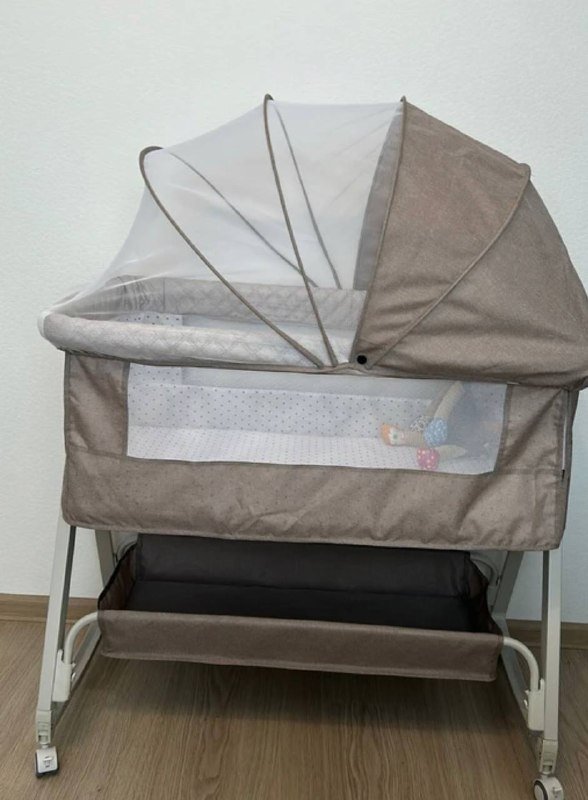 Детская кроватка с москитной сеткой