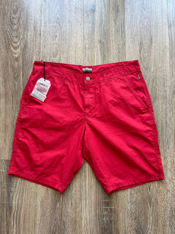 Футболка NBA Chicago Bulls, бананка Karl Kani, шорты Napapijri, футболка Paul Smith, топ Juicy Couture, футболка Oakley, джинсовые шорты Levi’s, бананка Eastpak 5