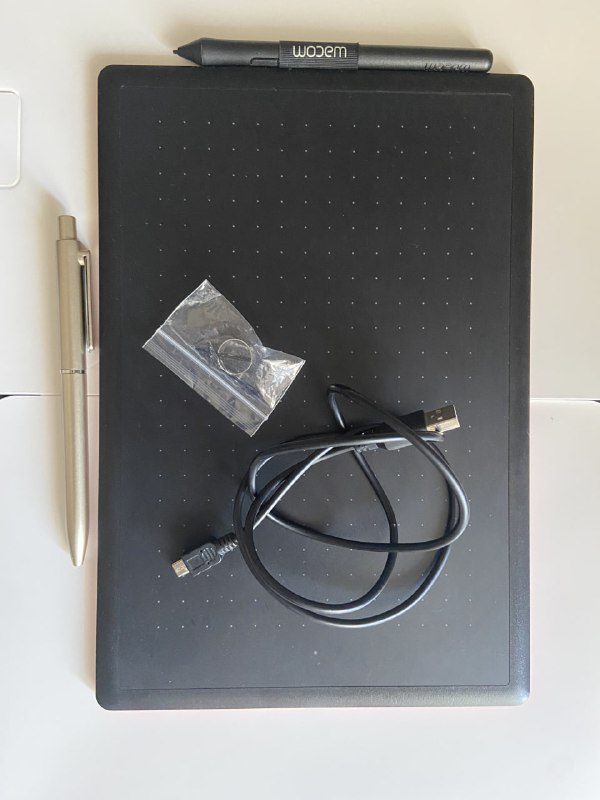 Графический планшет One by Wacom CTL672 красный с аксессуарами