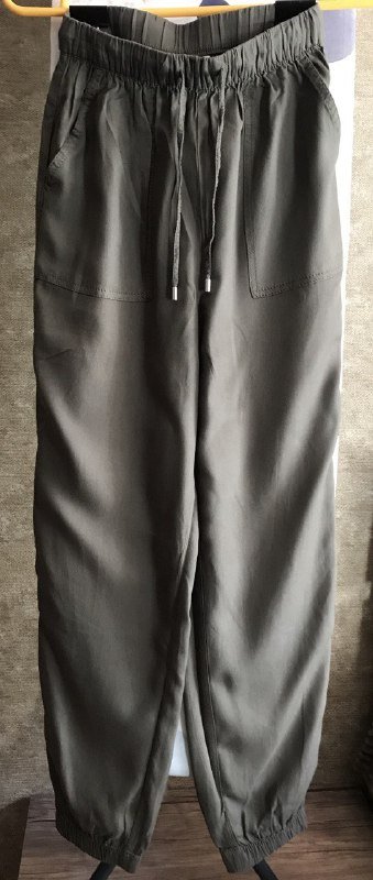 Чёрные брюки H&M, хаки брюки H&M, кардиган o'stin, блуза H&M, полукомбинезон, волейбольные рукава 2