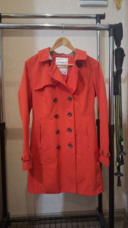 Короткий тренч, кроссовки, вентилятор, кувшин, обогреватель, аромапалочки 1