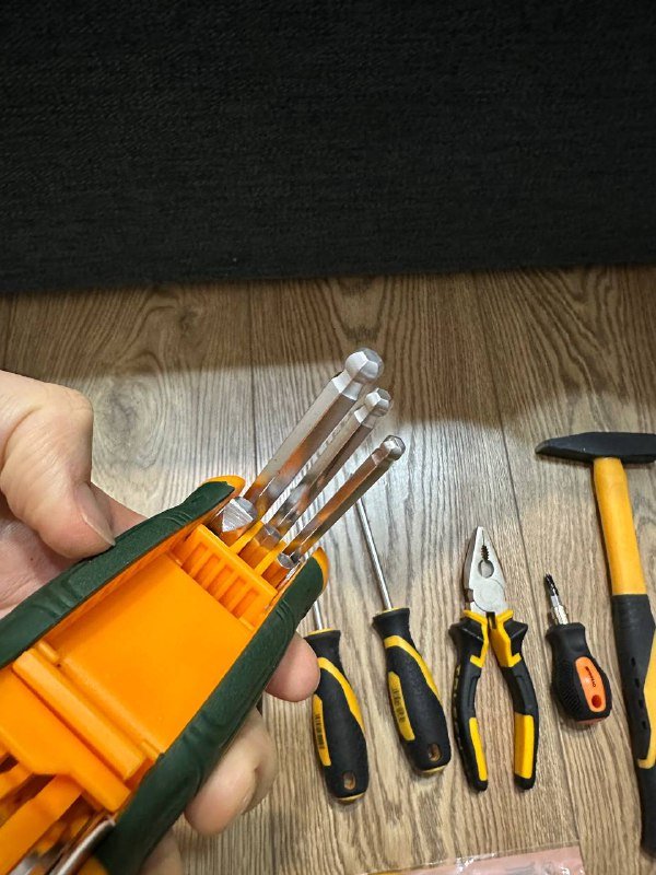 Инструменты: шестигранники, отвертки, пассатижи, молоток, ножовка 2