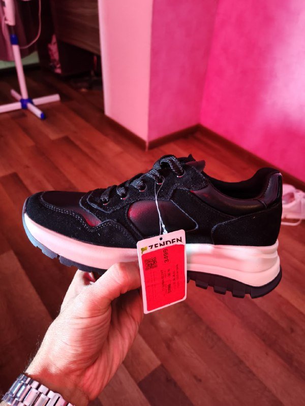 Женские кроссовки и джинсы новые