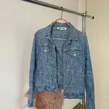 Джинсовая куртка Kenzo, шелковая рубашка MaxMara, рубашка Baroque, джинсы Heron Preston, джинсы Urban Outfitters 1