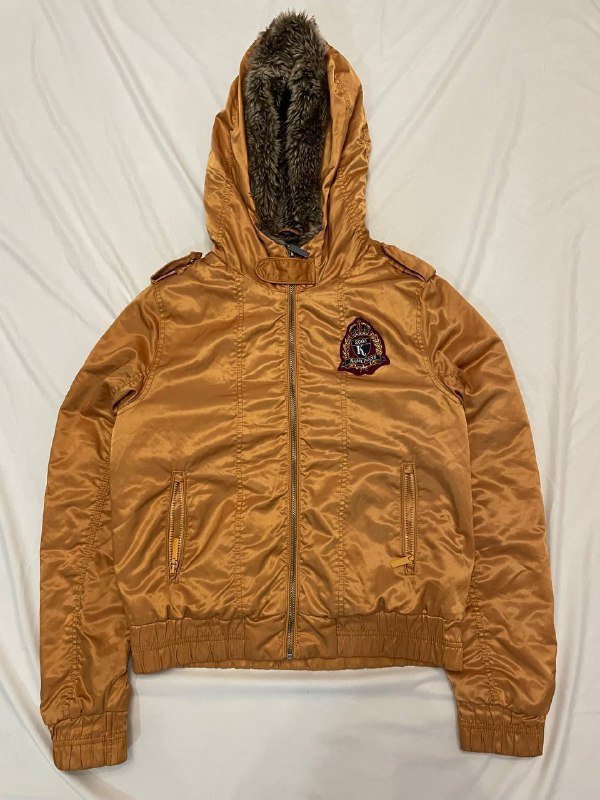 коричневая кофта, фиолетовая кофта, джинсы, куртка, кроссовки Adidas, черные ботинки