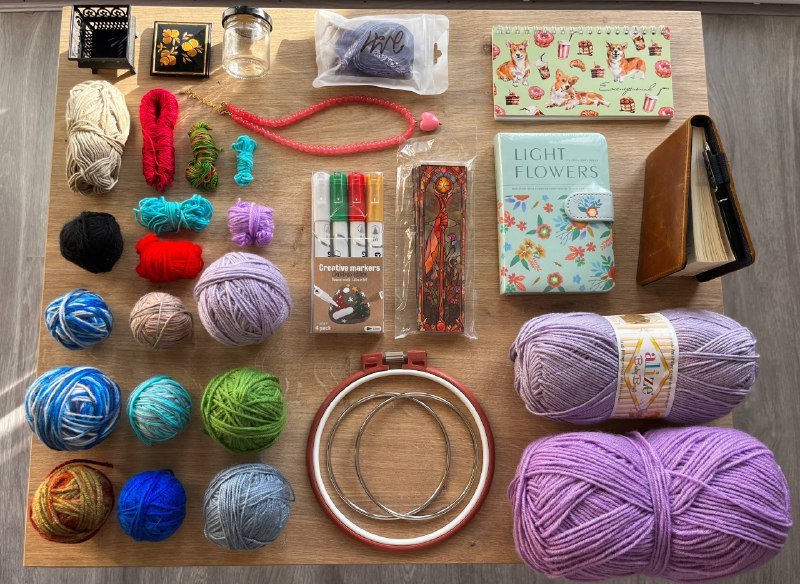 Нитки, пряжа, шнурки, шкатулка, маркеры, блокноты, кулончик