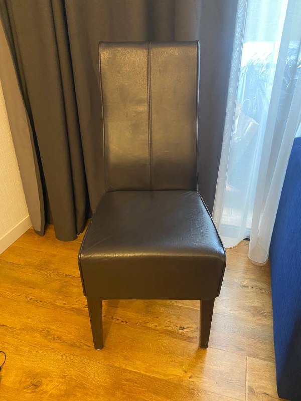 кожаные стулья на деревянных ножках