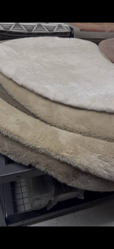 Бежевый почти новый ковёр