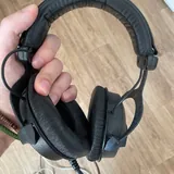 клавиатура Logitech MX Keys, наушники Beyerdynamic, стул IKEA 4