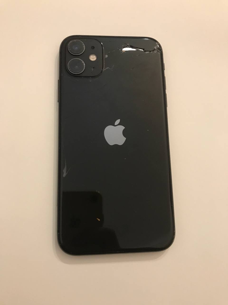 Сломанный iPhone 11