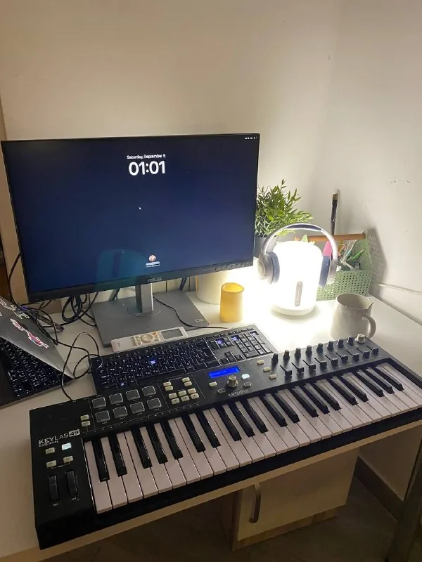 MIDI клавиатура Arturia Keylab 49 Essential 1
