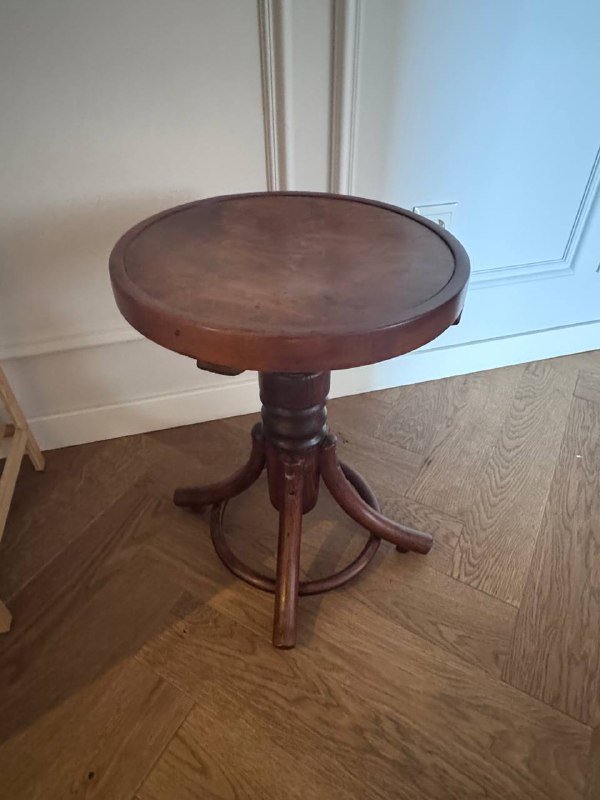 Винтажный стул из антикварного магазина