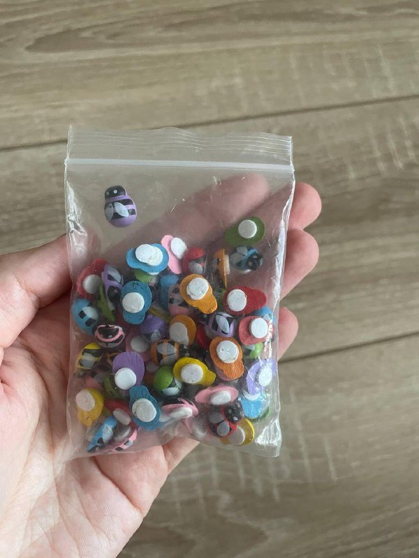 Наклейки божьи коровки, скотч, циркуль, нитки, кашпо, изделия из глины, крючки, браслет, ватные диски