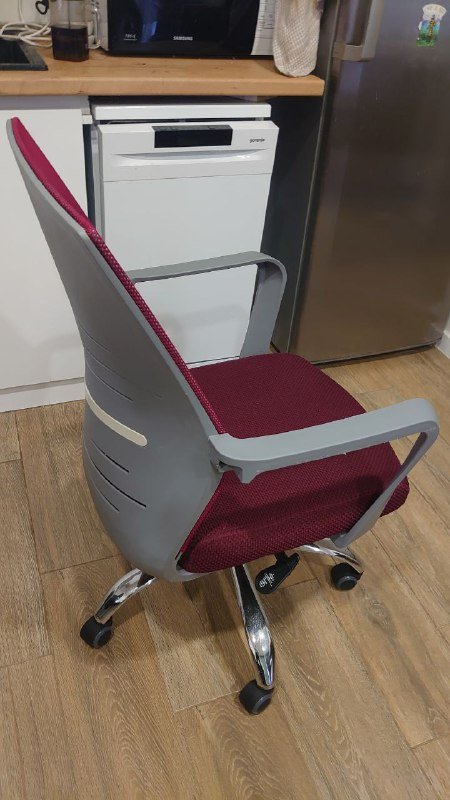 Компьютерный стол Domino, Компьютерный стол Jusk Gamer, Черное кресло, Бордовое кресло 5