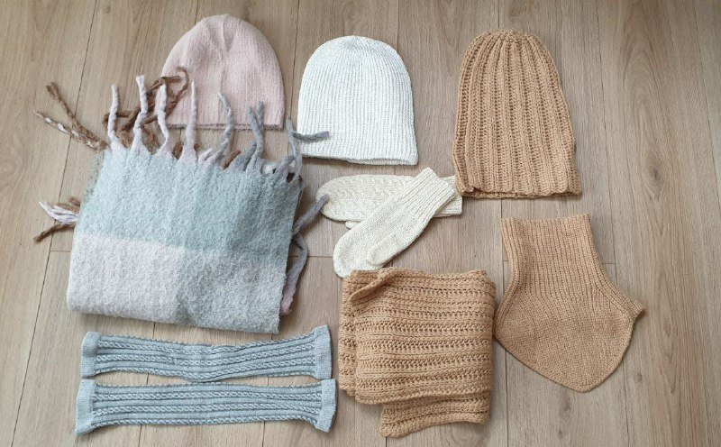 Шапки, шарф, манишка, гетры, варежки, плед-шарф