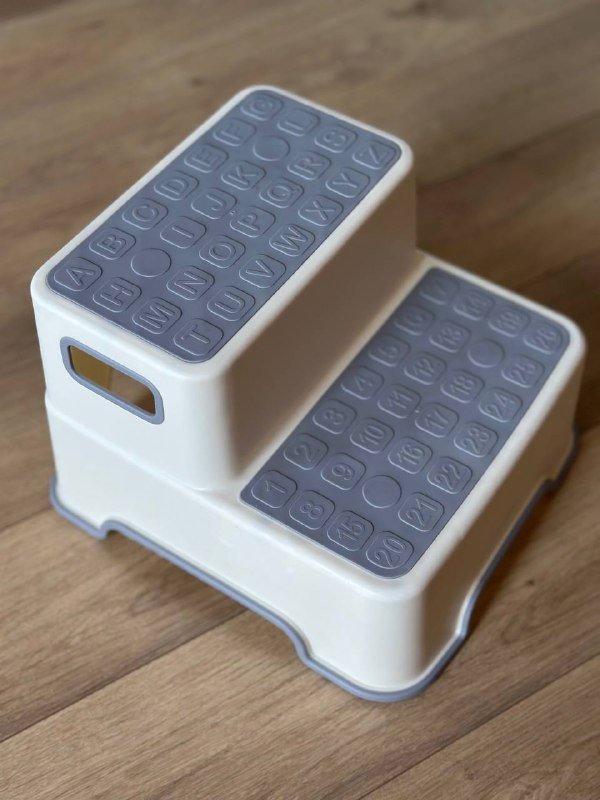 Контейнеры для хранения, плойка, шлем, ступенька, весы, книжки, клеевой пистолет, кисти 4