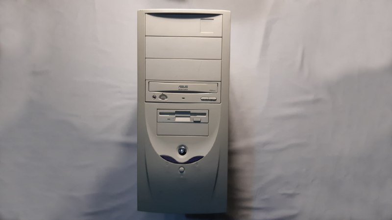 Старый корпус для компьютера Intel Celeron RAM 512MB HDD 40GB