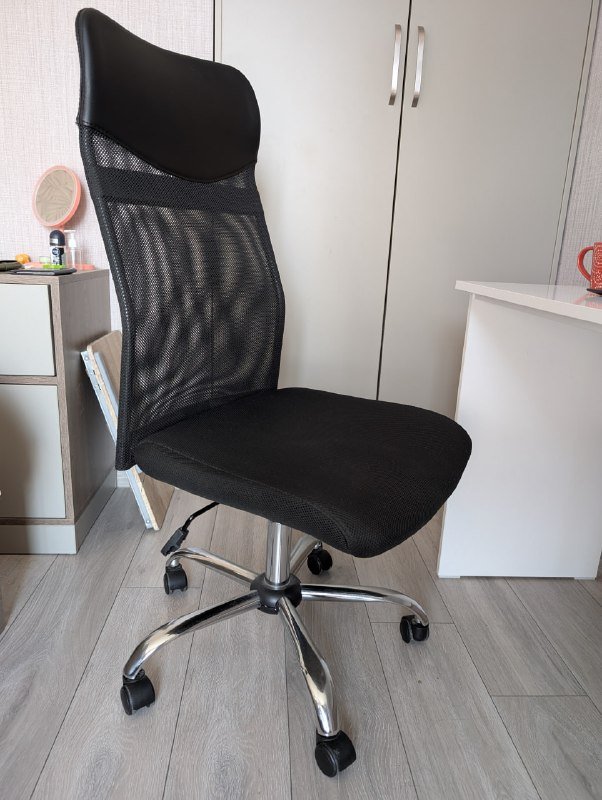 Офисное кресло черное