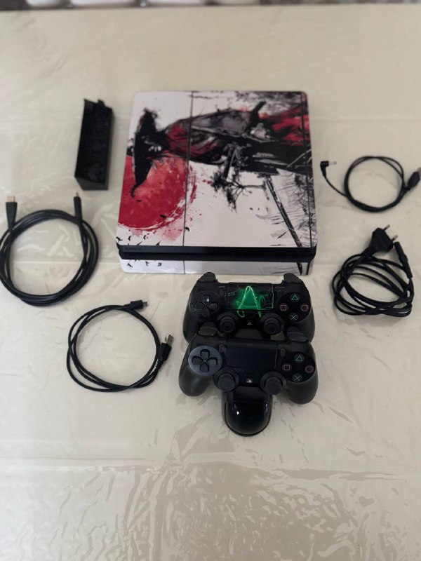 Playstation 4 Slim с 2 джойстиками и играми