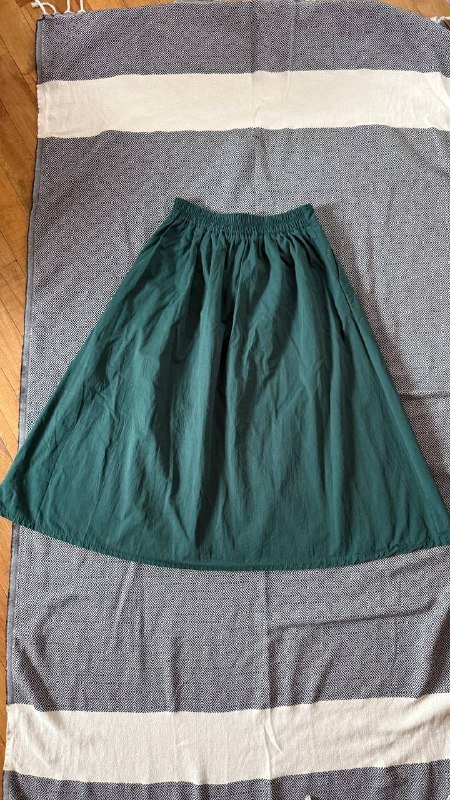 Юбка изумрудного цвета, хаки шорты, майка в комплекте 2