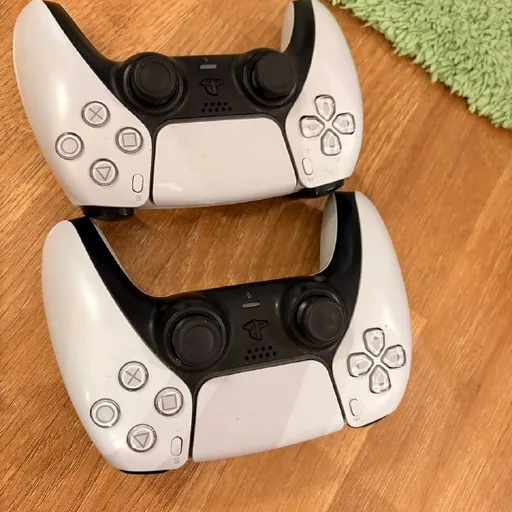 Два контроллера Dual Sense для PlayStation