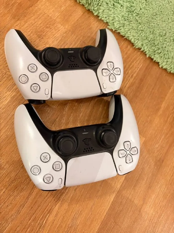 Два контроллера Dual Sense для PlayStation