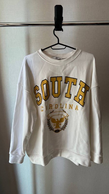 Белый свитшот, черный бомбер, коричневая рубашка, черное платье, белая кофта, серый боди, теплая кофта