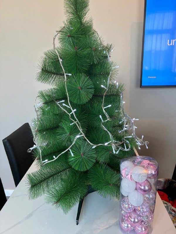 Елка искусственная с игрушками и лампочками 2