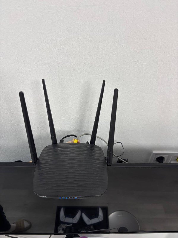 Роутер Tenda AC1200, компьютерный стол Jysk HALSTED, духовка Hoffmann M3540 4