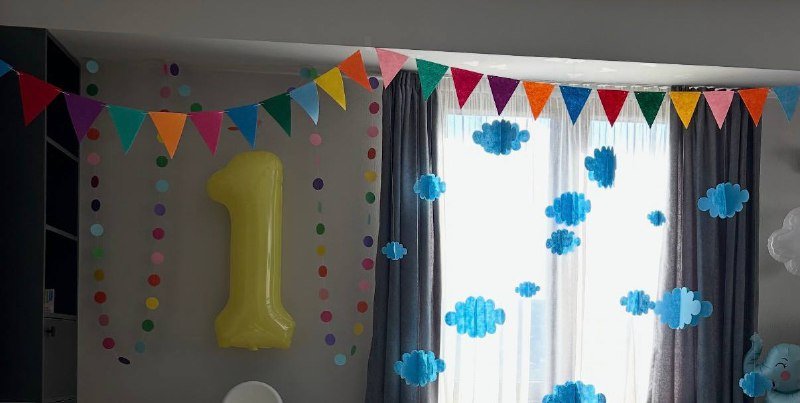 Фетровые гирлянды-флажки, облака, фольгированные шары, банты для праздника