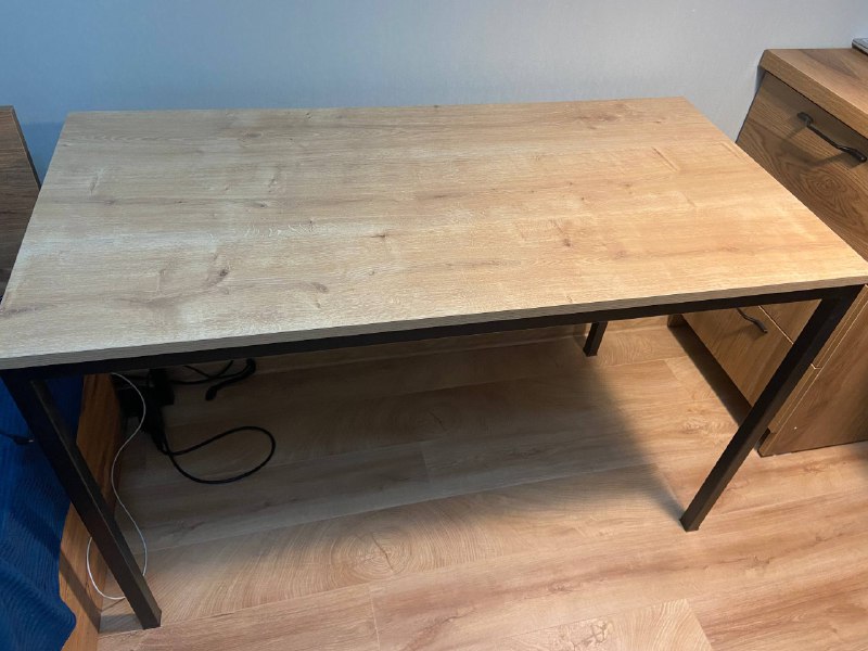 Настольная лампа IKEA, стол с металлическими ножками и столешницей 4