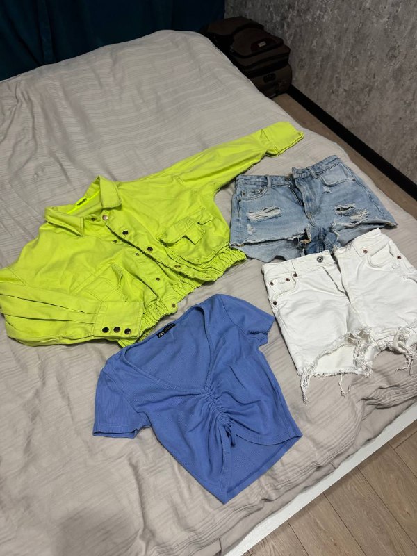 Шорты 32 размера, топы XS, всё по 15 лари 4