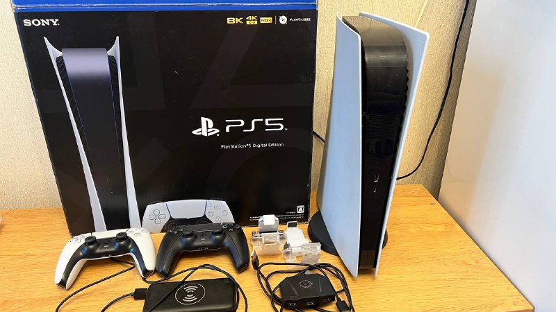 PS5 Digital версия с 2 геймпадами и играми 2