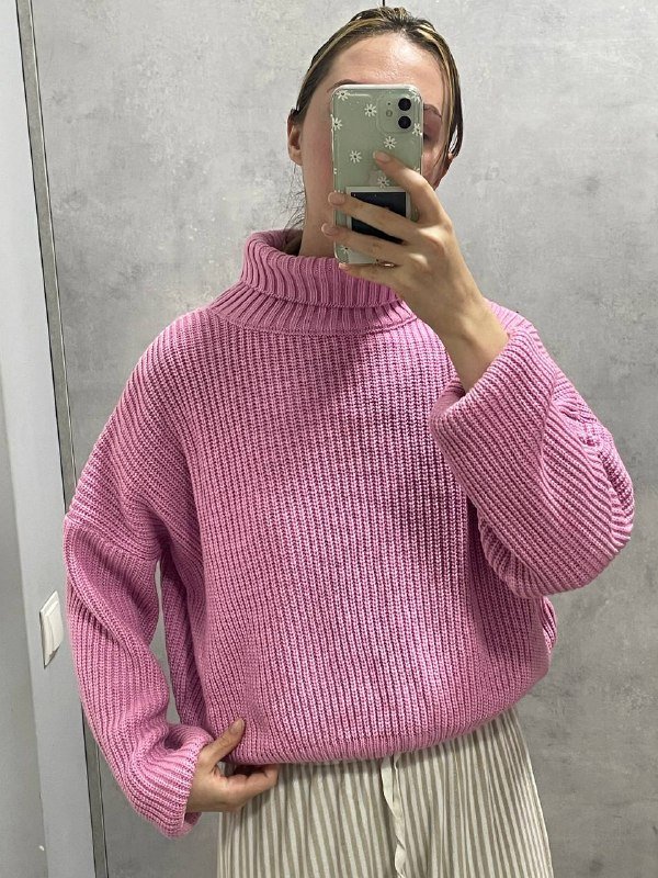 Розовый свитер