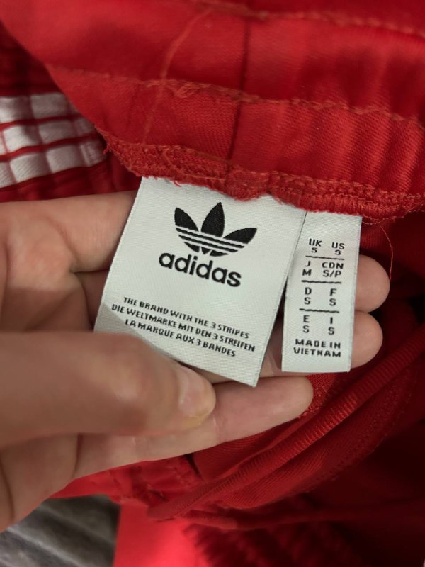мужские спортивные штаны Adidas, женский свитер, женские брюки Zara 2