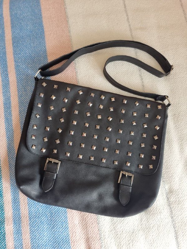 Черная сумка с металлическими элементами, Желто-рыжая сумка с булавкой