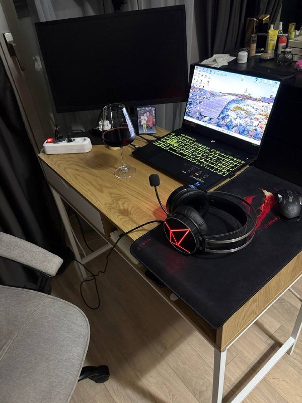 Рабочий стол jusk орешек на белых ножках