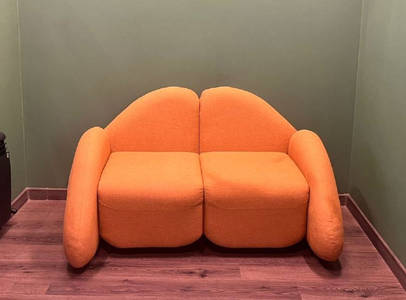 Диван, столик для ноутбука